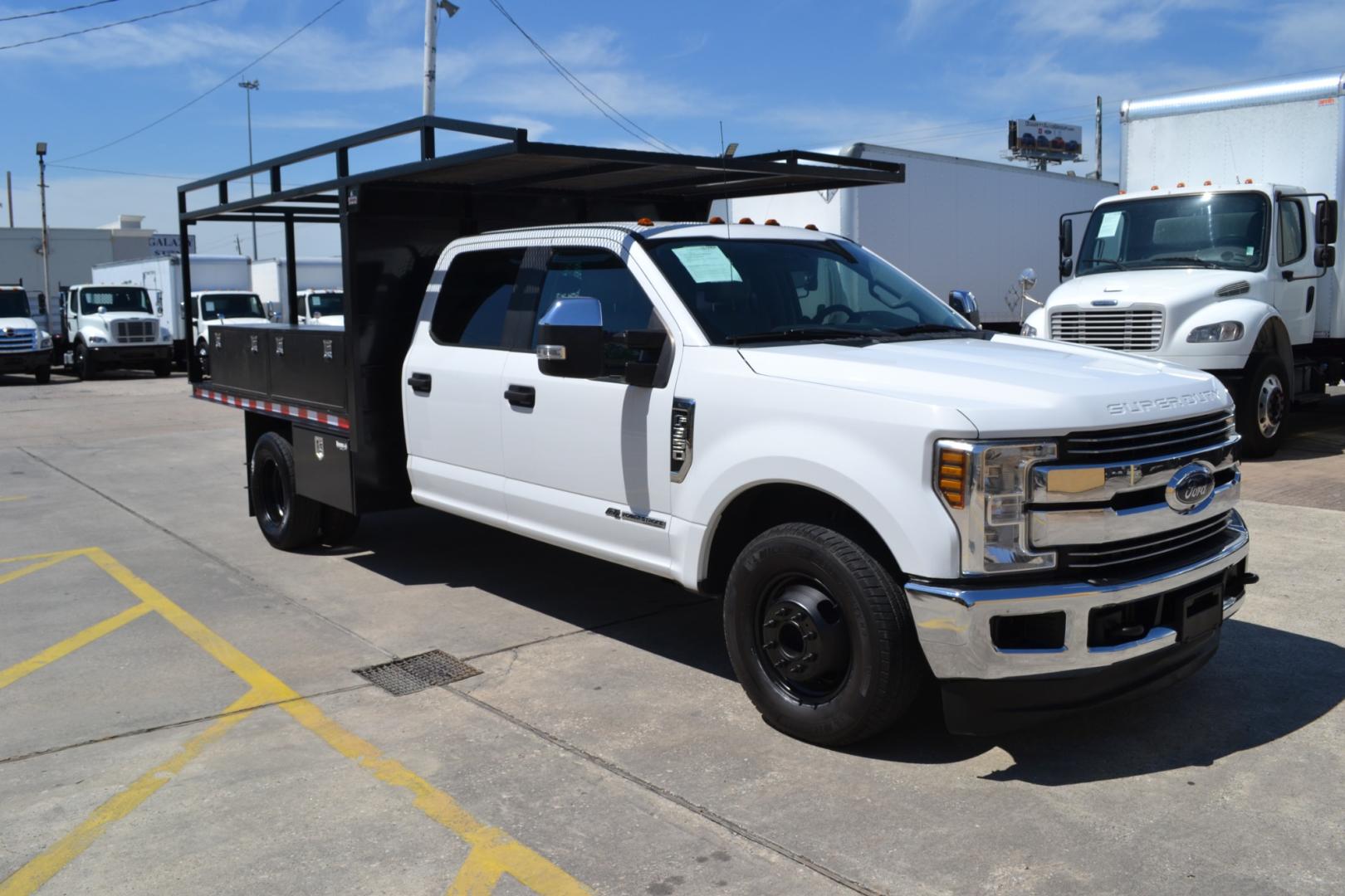 2018 WHITE /GRAY Ford F-350 with an POWERSTROKE 6.7L DIESEL engine, AUTOMATIC transmission, located at 9172 North Fwy, Houston, TX, 77037, (713) 910-6868, 29.887470, -95.411903 - Photo#2